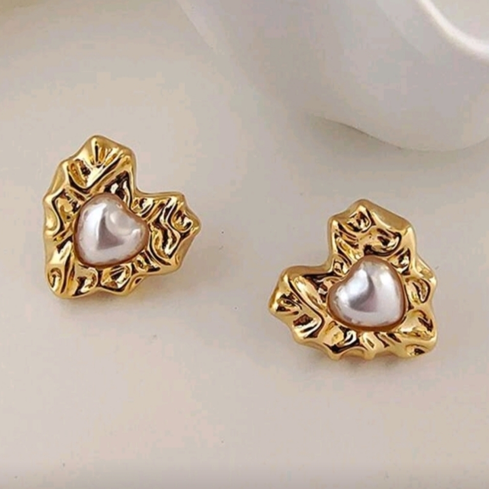NEW! 14k Gold Plated Pearl Asymetrical Hammered Heart Shape Stud Earrings - Picture 5 of 5